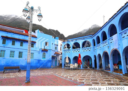 モロッコのシャウエンにある青い旧市街風景のハウタ広場 136329091