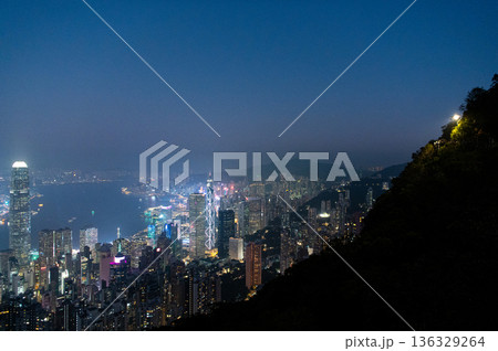 香港 ビクトリアピークからの夜景 香港 ビクトリアピークからの夜景 136329264