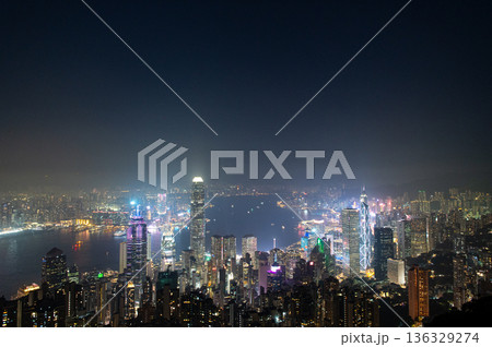 香港　ビクトリアピークからの夜景 136329274