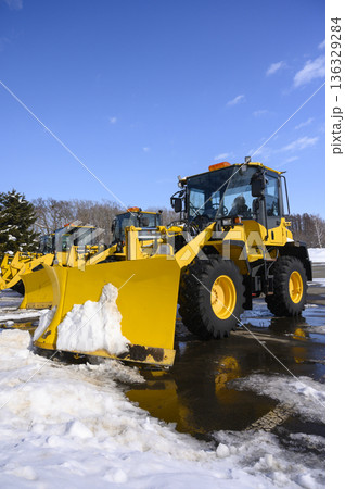除雪作業に従事する重機 除雪作業に従事する重機 136329284