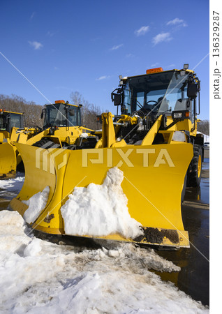 除雪作業に従事する重機 除雪作業に従事する重機 136329287