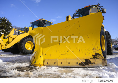 除雪作業に従事する重機 136329291