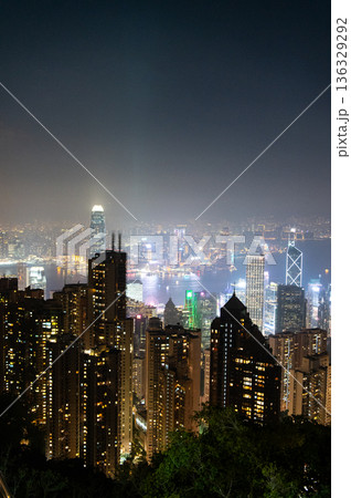 香港　ビクトリアピークからの夜景 136329292