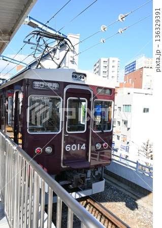 関西の日常風景　阪急電車 136329391