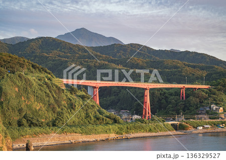 新潟　夕暮れの米山と米山大橋（柏崎市） 136329527