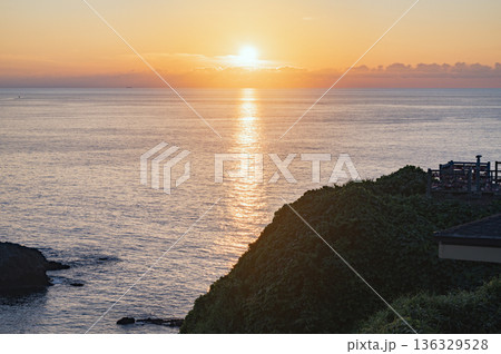 新潟　夕暮れの柏崎 恋人岬 136329528
