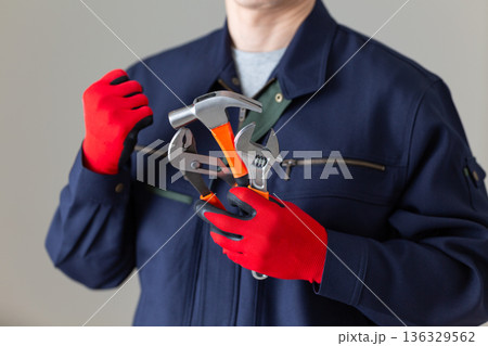 工具を持つ作業服のミドル男性ビジネスマン 136329562