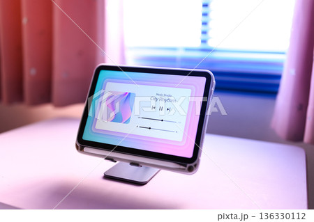 タブレットで音楽再生中 タブレットで音楽再生中 136330112