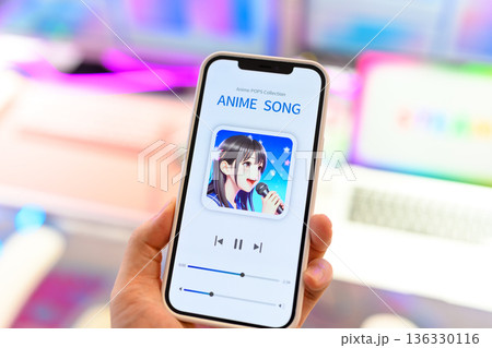スマホでアニソン再生中 136330116