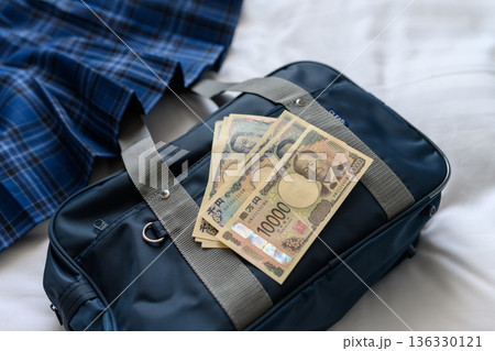 学生カバンとお金 136330121