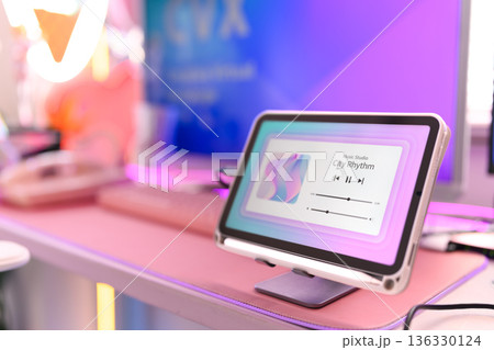 タブレットで音楽再生中 136330124