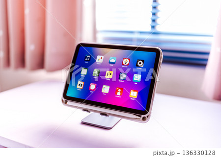 タブレットとスタンド 136330128