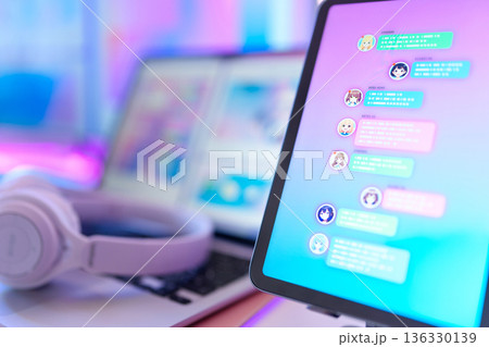 タブレットでチャット画面 タブレットでチャット画面 136330139