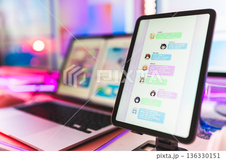 タブレットとノートPC 136330151