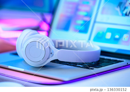 ヘッドフォンとノートPC ヘッドフォンとノートPC 136330152