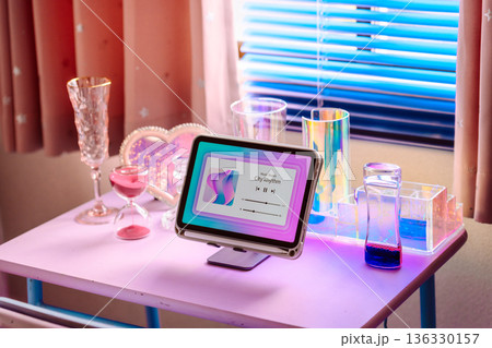 机上のタブレットと小物 136330157