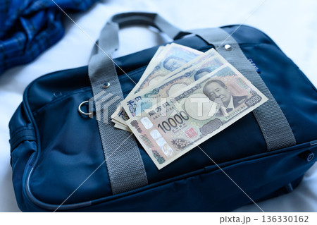 カバンと日本円札 136330162