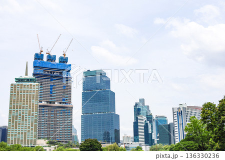 高層ビルのある都市風景【タイ・バンコク】 136330236