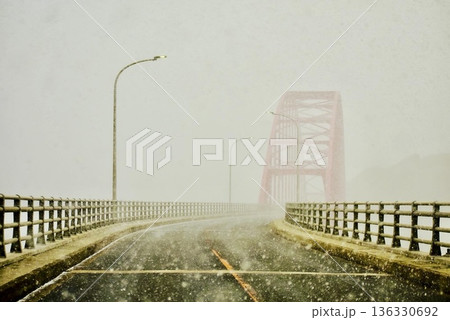雪が降りしきる夕暮れの笠戸島大橋 雪が降りしきる夕暮れの笠戸島大橋 136330692