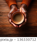 コーヒーを持つ手 温まるひととき コーヒーを持つ手 温まるひととき 136330712