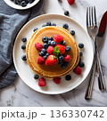 ベリーを添えたパンケーキ ベリーを添えたパンケーキ 136330742