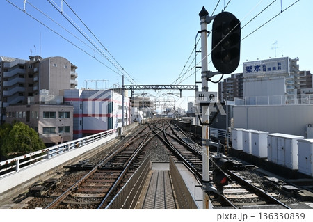 駅のホームから望む「出発」信号と線路の重なり 駅のホームから望む「出発」信号と線路の重なり 136330839