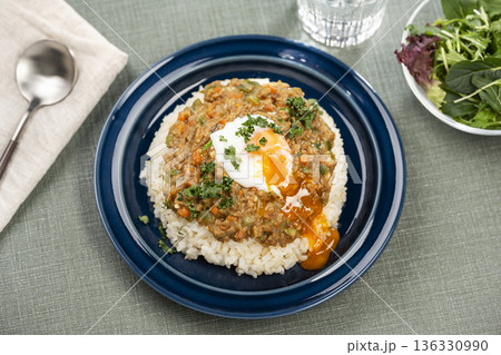 家庭の食卓で楽しむ半熟卵をのせたキーマカレー 136330990