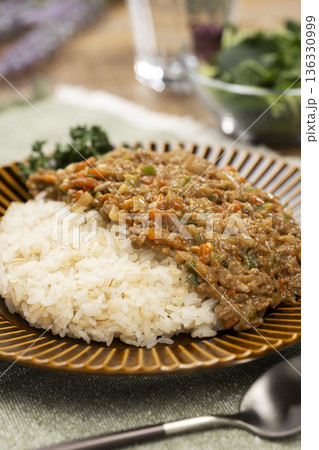 ひき肉の旨みが広がるドライカレーと白ご飯の食卓 ひき肉の旨みが広がるドライカレーと白ご飯の食卓 136330999