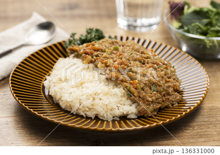 白ご飯に添えたドライカレーのあるシンプルな食卓風景 136331000