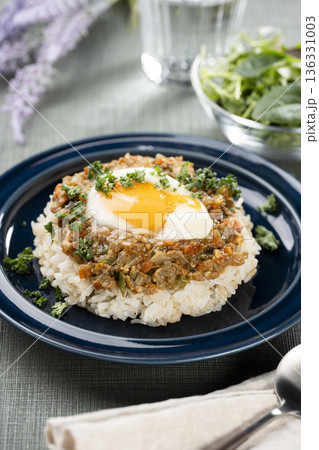 食卓に並ぶ半熟卵をのせたスパイス香るキーマカレー 136331003