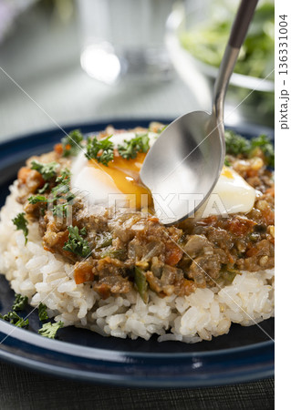 食卓で半熟卵が絡むキーマカレーをスプーンで掬ってたべる 食卓で半熟卵が絡むキーマカレーをスプーンで掬ってたべる 136331004