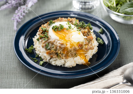 家庭の食卓で半熟卵をのせたスパイス香るキーマカレー 家庭の食卓で半熟卵をのせたスパイス香るキーマカレー 136331006