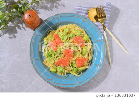 アボカド、サーモン、クリームパスタ。スパゲッティ、パスタ料理。アレンジ料理。 136331037