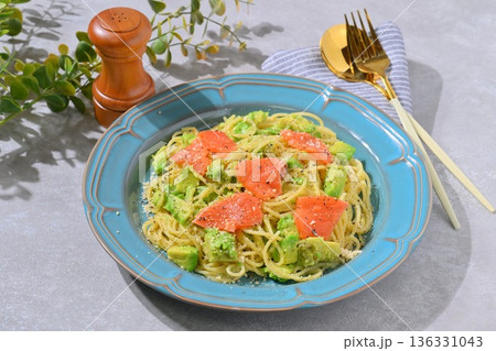 アボカド、サーモン、クリームパスタ。スパゲッティ、パスタ料理。アレンジ料理。 アボカド、サーモン、クリームパスタ。スパゲッティ、パスタ料理。アレンジ料理。 136331043
