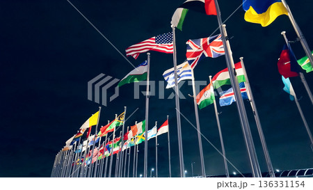風にはためく万国旗 136331154