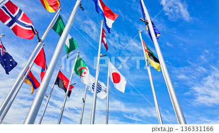 風にはためく万国旗 136331166