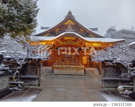 雪降る湯島天神 136331168