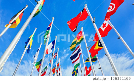風にはためく万国旗 風にはためく万国旗 136331169