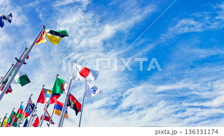 風にはためく万国旗 風にはためく万国旗 136331174