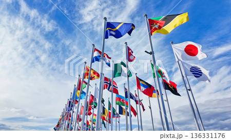 風にはためく万国旗 136331176