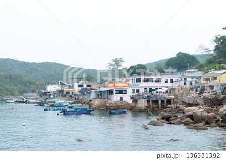 香港　塔門島の海と町並み 136331392