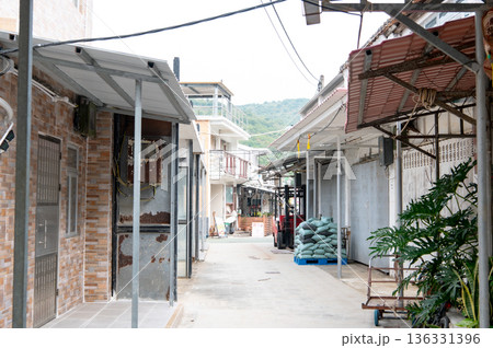 香港　塔門島の海と町並み 136331396