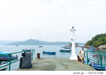 香港　塔門島の海と町並み 136331398