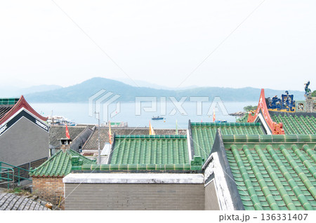 香港　塔門島の海と町並み 136331407