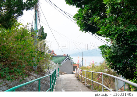 香港　塔門島の海と町並み 136331408