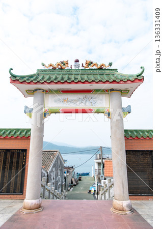 香港　塔門島の海と町並み 136331409