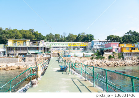 香港　塔門島の海と町並み 136331436