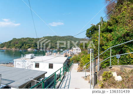 香港　塔門島の海と町並み 136331439