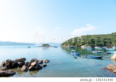 香港　塔門島の海と町並み 136331440