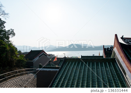 香港　塔門島の海と町並み 136331444